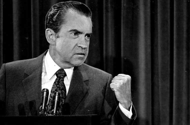 Vào tháng 8/1970,  Tổng thống Mỹ lúc đó là Richard Nixon đã thẳng thừng phản đối hôn nhân đồng tính. Một năm sau, ông Nixon lại có phát ngôn sốc khác, khi đổ riệt cho hôn nhân đồng giới là nguyên nhân khiến cho Đế chế Hy Lạp cổ đại sụp đổ. Ảnh The Richest